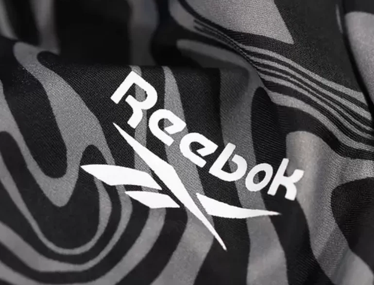 Traje de baño Reebok 1 pieza en negro estampado animal PVP £24,99 Foto 2 de 4