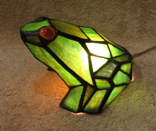 VINTAGE BEAUTIFUL!! Tiffany Style Stained Glass Frog Table Lamp -SEE PICS!!
