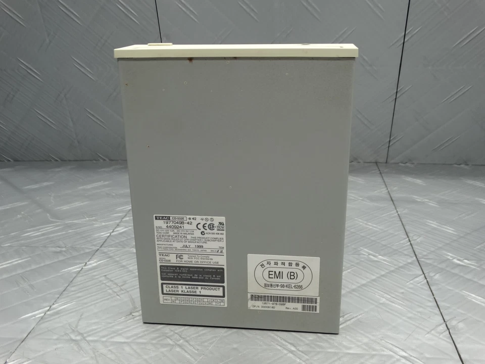 Teac CD-532E CD-ROM Drive IDE 32X MAX CD-ROM Volume Knob 3.5mm Port - Image 2 of 4