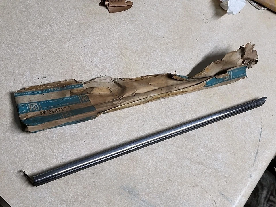 1976 Buick Riviera NOS GM # 9632279 задняя левая нижняя четверть молдинг хромированная отделка - Изображение 2 из 4