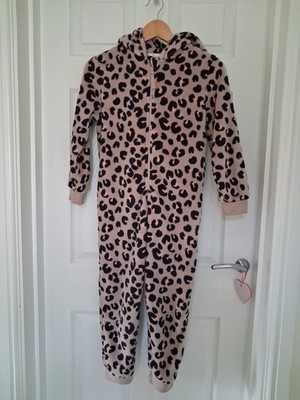 Zwei Fleece Einteiler Nachtwäsche. Alter 8-9 und Alter 9. M&S und John Lewis.