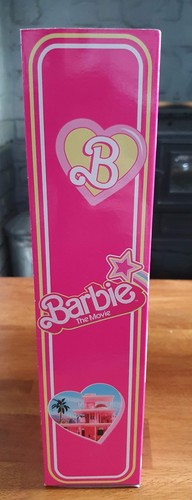 Barbie The Movie Doll, Margot Robbie Pink / White Gingham Dress & Daisy Necklace - Picture 3 of 4