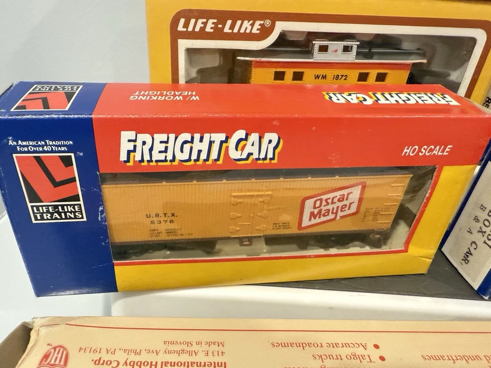 Lot of 7 HO Scale Model Train Freight Cars Life Like/IHC  Trains Chessie System - Image 4 of 4
