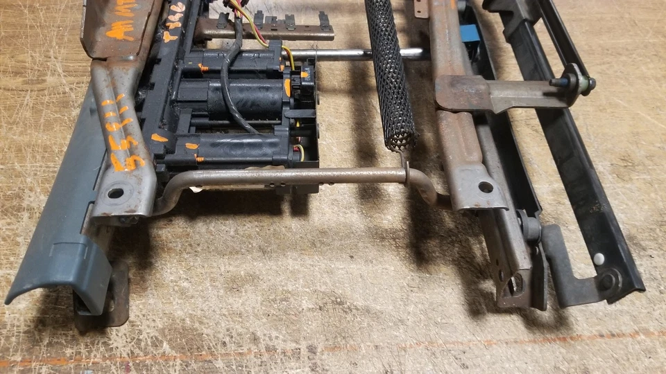 1993 1994 1995 1996 Lincoln Mark VIII Seat Base Track w/o Memory Module RH Passe - Image 3 of 4