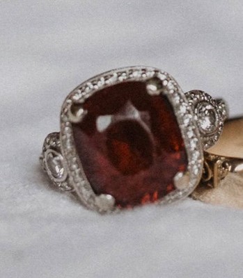 Granat & Diamant Art Deco inspirierter Ring, 18k Weißgold, GH Farbe und VS Reinheit