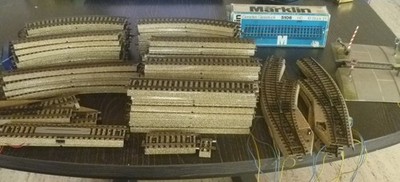 Lot 76 rails HO Marklin Voie M + 6 aiguillages + passage à niveau SUPERBE ETAT