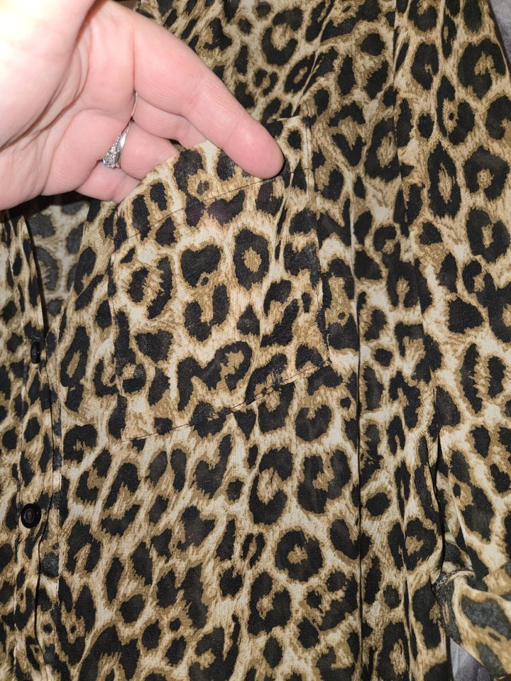 Blusa top para mujer Rue 21 manga 3/4 o abotonada transparente talla mediana bolsillos Foto 4 de 4