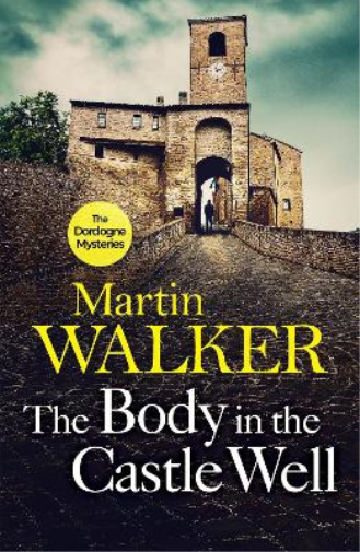 Martin Walker The Body in the Castle Well (Tascabile) Dordogne Mysteries