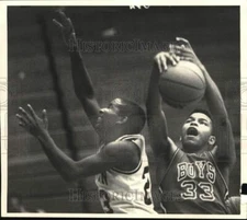 1987 Press Photo Auburn HS basketball player Steve Freeman battles for rebound