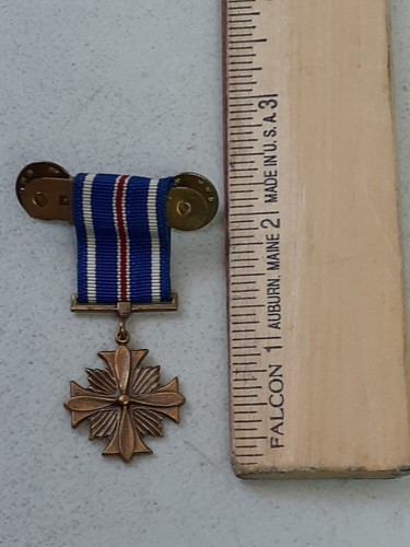 Vintage US Military Distinguished Flying Cross Medal Pin United States Original - Picture 2 of 5