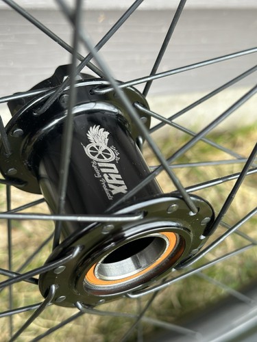 Juego de ruedas We Are One 27,5 con bujes Onyx y neumáticos Maxxis. Excelente Estado - Imagen 3 de 12