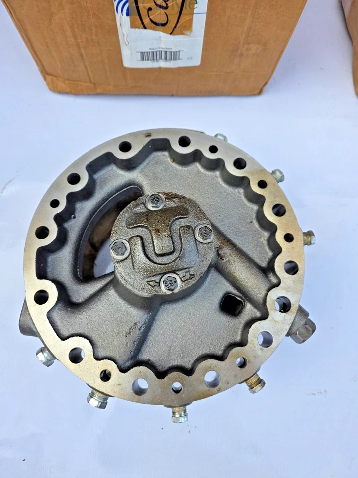 CARLYLE 5H40677 PUMP END BEARING HEA GENUINE OIL PUMP COVER - Image 3 of 4