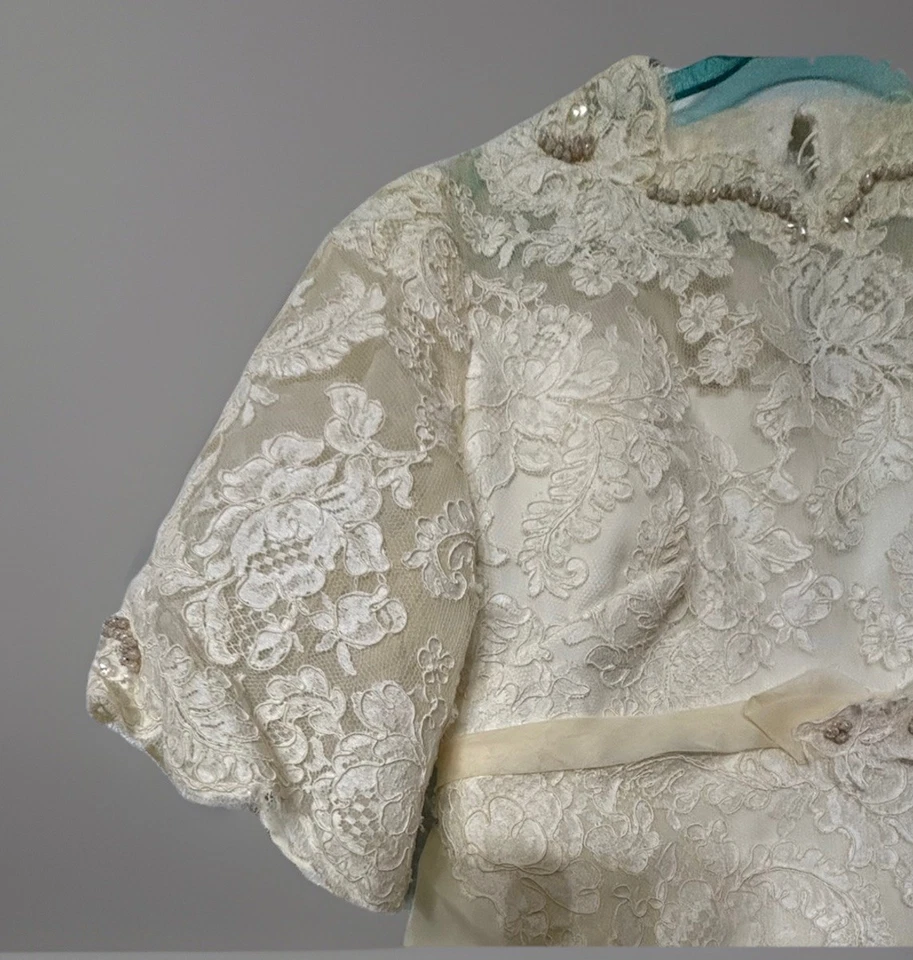 Vestido de novia Alfred Angelo de colección blanco roto, talla pequeña, tocado tren Halloween Foto 4 de 4