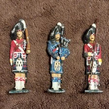 Vintage metal British Army Highlander toy soldiers x3, unknown maker