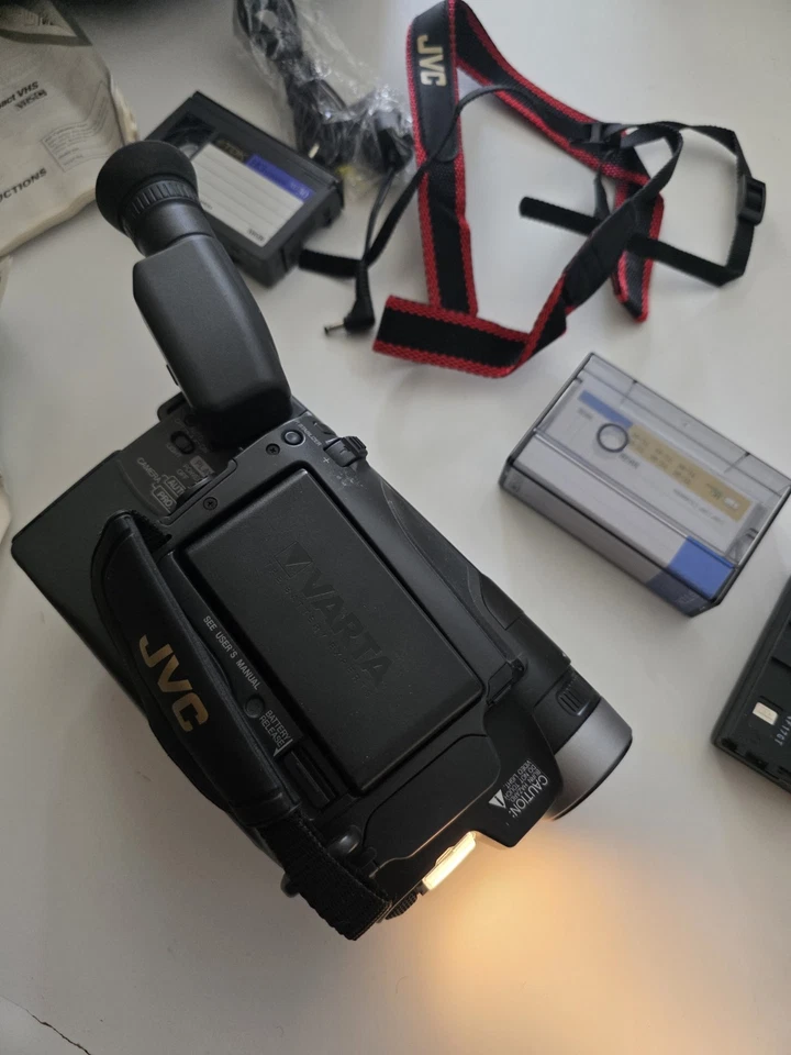 JVC GR-AXM225 Compact VHS Camcorder - Charger,Bag,3 Batt,Remote&Man((Used Once)) - Image 4 of 4