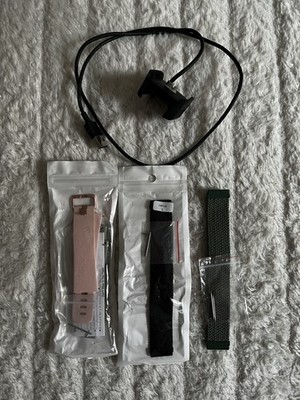 Zubehör für Fitbit Versa 2   4x Armband (Rosa, Schwarz, Grün, Grau) + Ladekabel