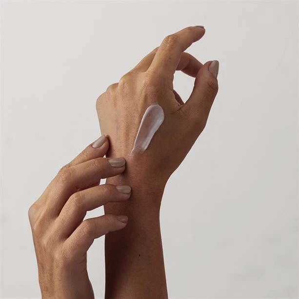 Pacote com 8 luvas de silicone Avon CARE proteção duradoura creme para as mãos 75 ml/2,54 fl oz - Imagem 4 de 4