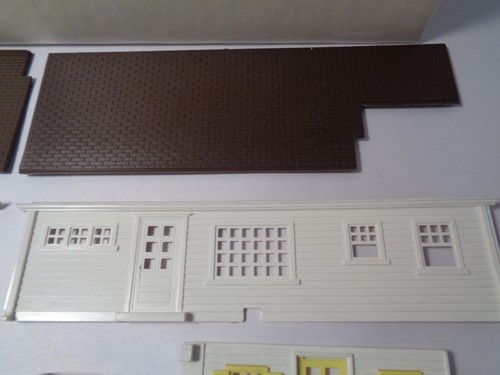 PLASTICVILLE 1 1/2 STORY RANCHER.W/BOX. COMPLETE. WHITE,BROWN,YELLOW TRIM. - Picture 6 of 18