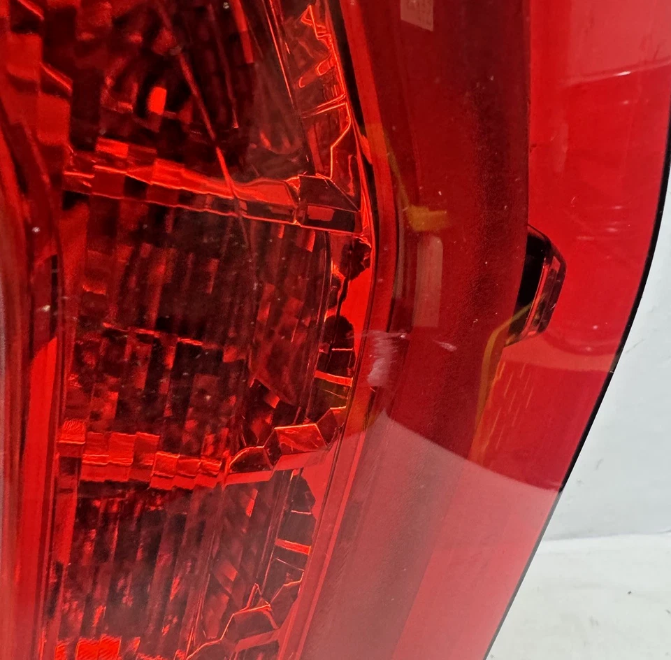 GMC YUKON XL 2021-2024 CUARTO TRASERO DERECHO MONTADO PANEL LUZ TRASERA OEM 84816393 Foto 3 de 4