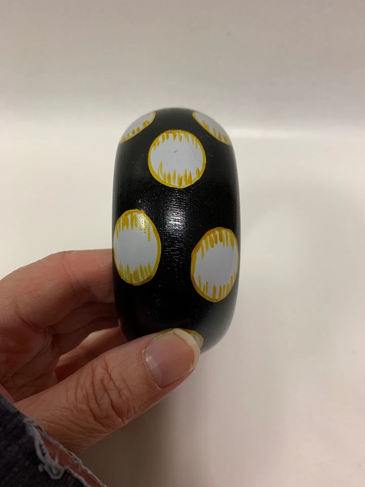 Brazalete redondeado de madera NewLook con patrón de lunares Foto 4 de 4