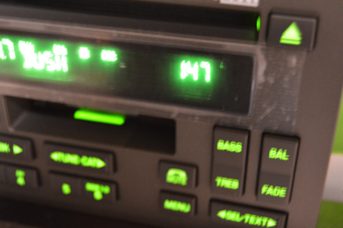 03-11 Lincoln Town Car Soundmark factory CD cassette radio stereo