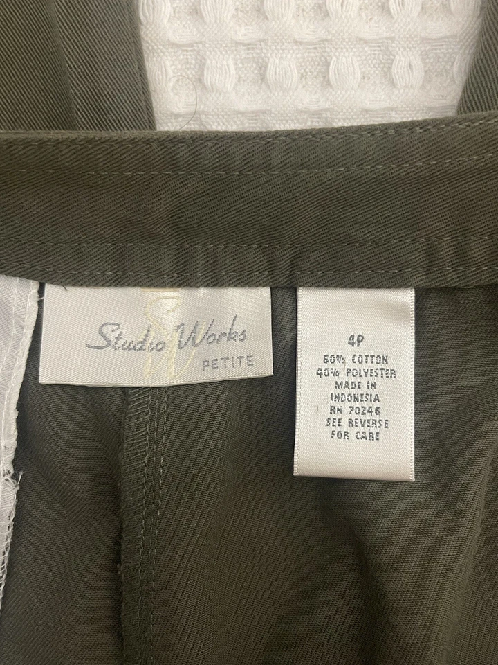 Pantalones capri recortados Studio Works Petites para mujer talla 4P verde oliva Foto 2 de 4