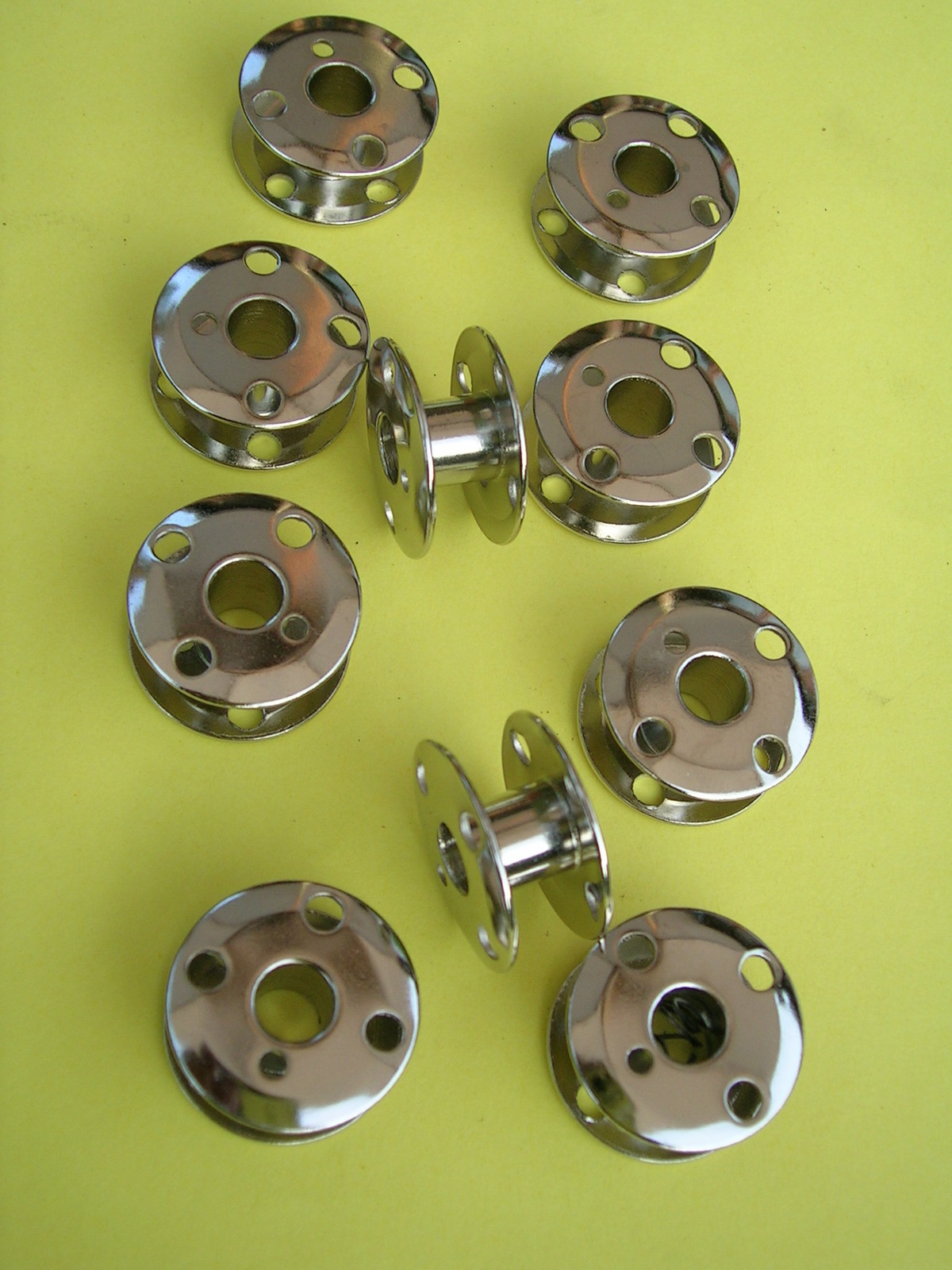 10 SINGER SEWING MACHINE METAL BOBBINS 201K/99K/66K/185K/401/411G/300