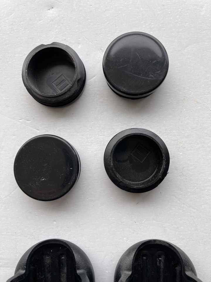 Land Rover Defender 90 & 110 side steps plastic and rubber fittings - Image 3 of 4