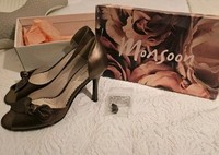 Monsoon Bronze Kitten Heals. New In Box With Spare Heal Sole