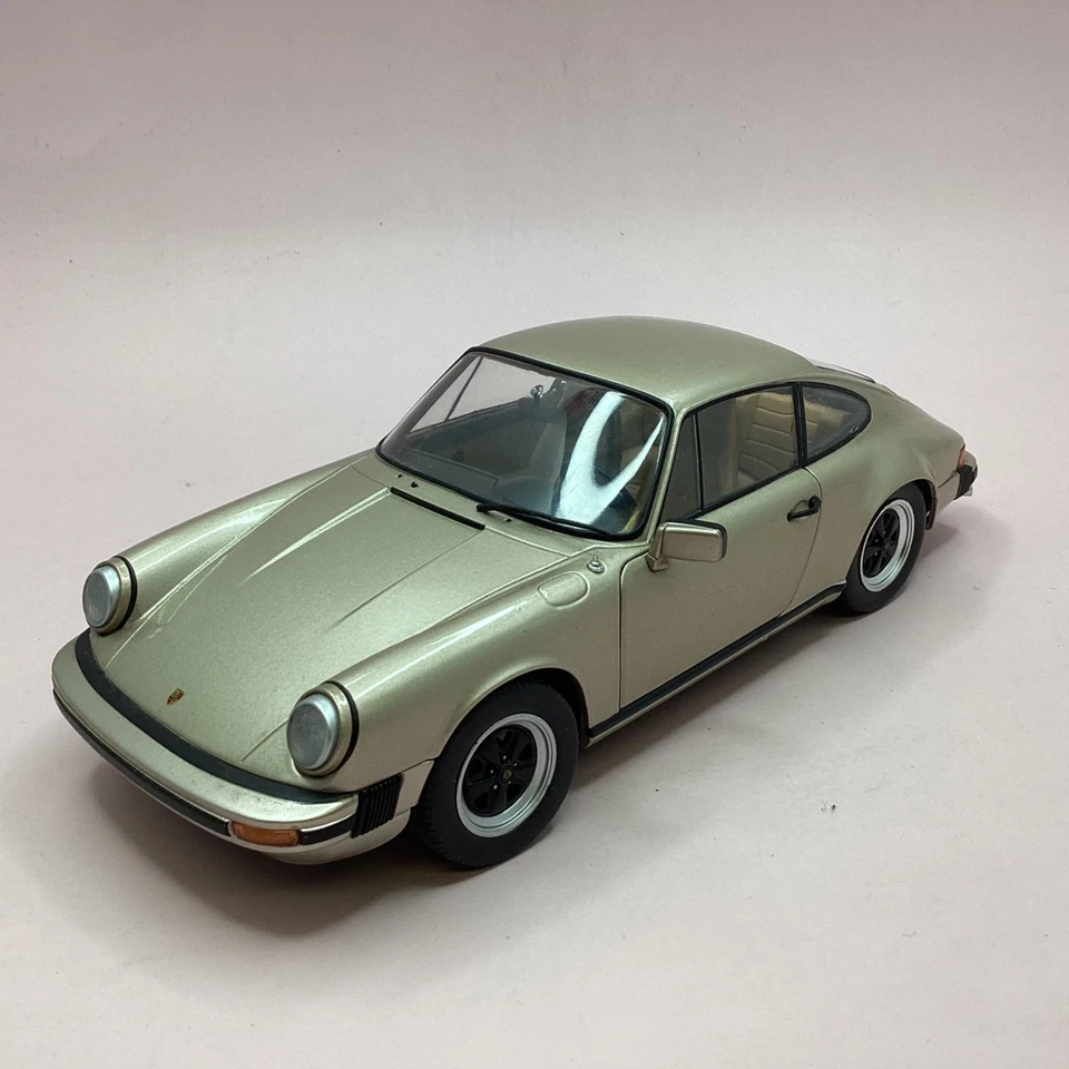 Solido 1:18 Porsche 911(930) Gold Diecast Model Car (8D) MO#8760 - Image 2 of 4