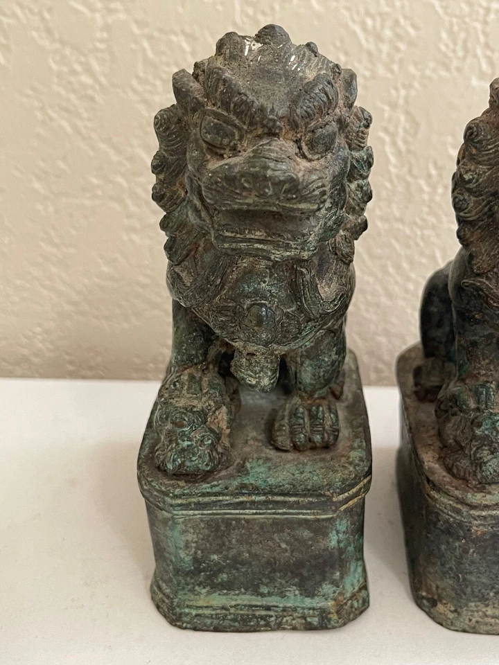 Par de estatuas de perro foo de bronce de la edad desconocida china con pegatina de subasta antigua Foto 2 de 4