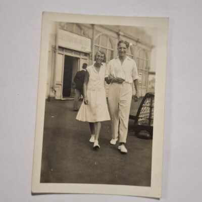 Vintage Foto Lady & Gentleman Walking Sommerkleid Eastern Palmists ? 