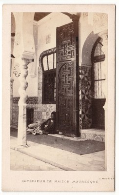 Junger Mann an maurischer Innentür Algier um 1870 Foto CDV