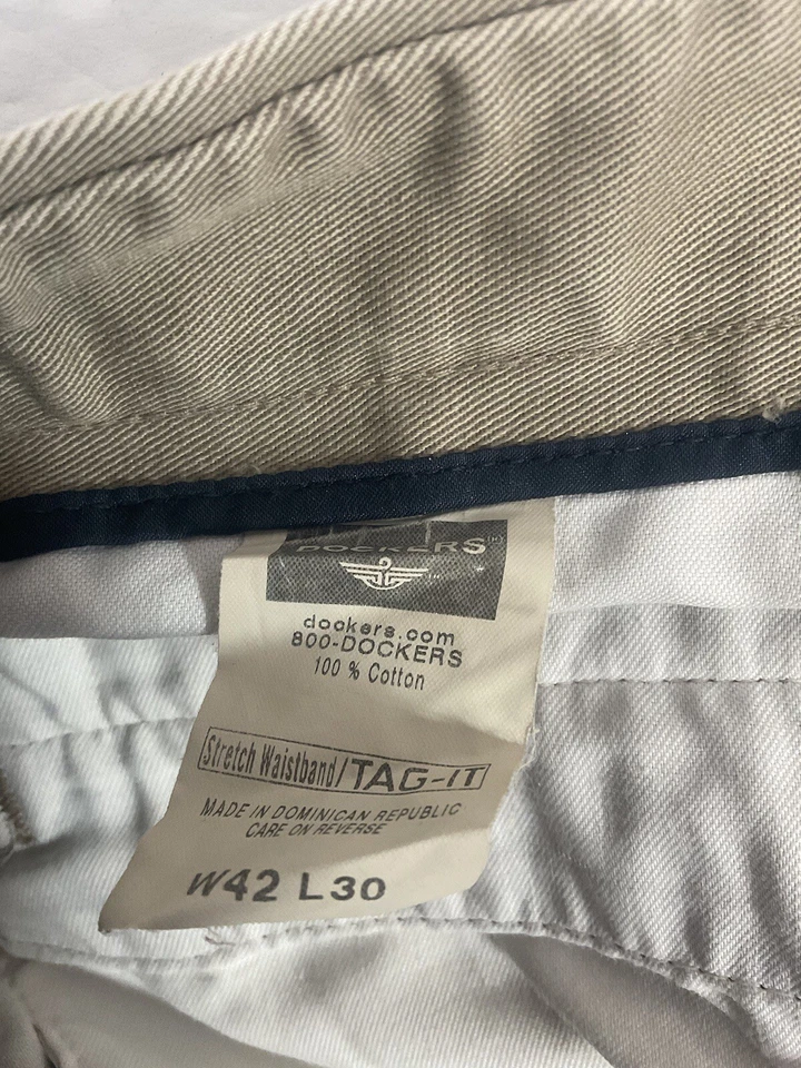 Lot of 3 Men’s Pants 42x30; WRG, Dockers, Van Huesen - Image 4 of 4