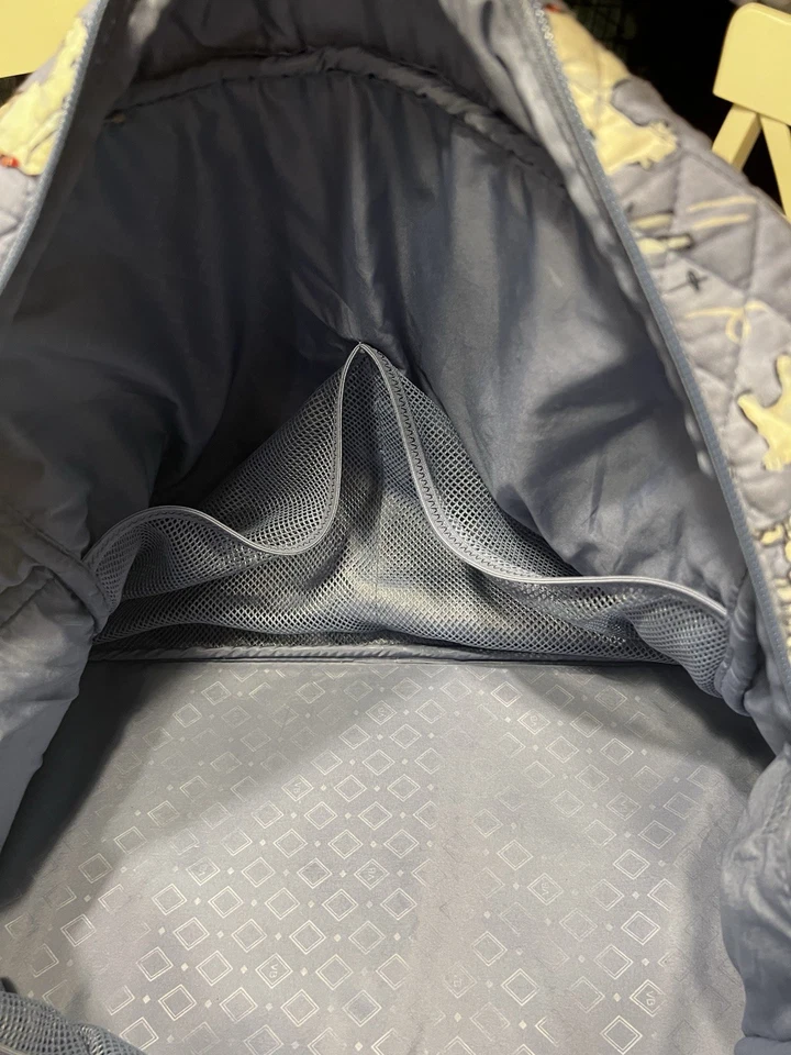 Bolso de fin de semana Vera Bradley estampado de oso polar Berry Merry Foto 4 de 4