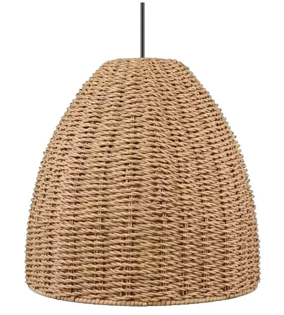 Candelabros marrón de mimbre y luminarias de techo