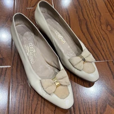 Salvatore Ferragamo Vara Bow Pumps Cream Leather Size 9 B