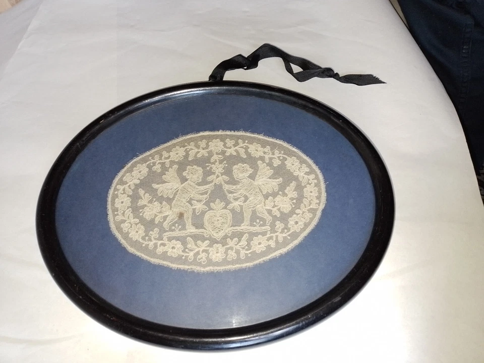 Broderie sur tulle,napperon aux angelots, encadrée sous verre, de forme ovale. - Photo 4/4