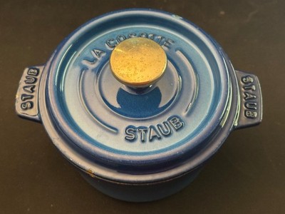 Staub Vintage Cocotte Gusseisen 14cm Blau mit Macken die Erste