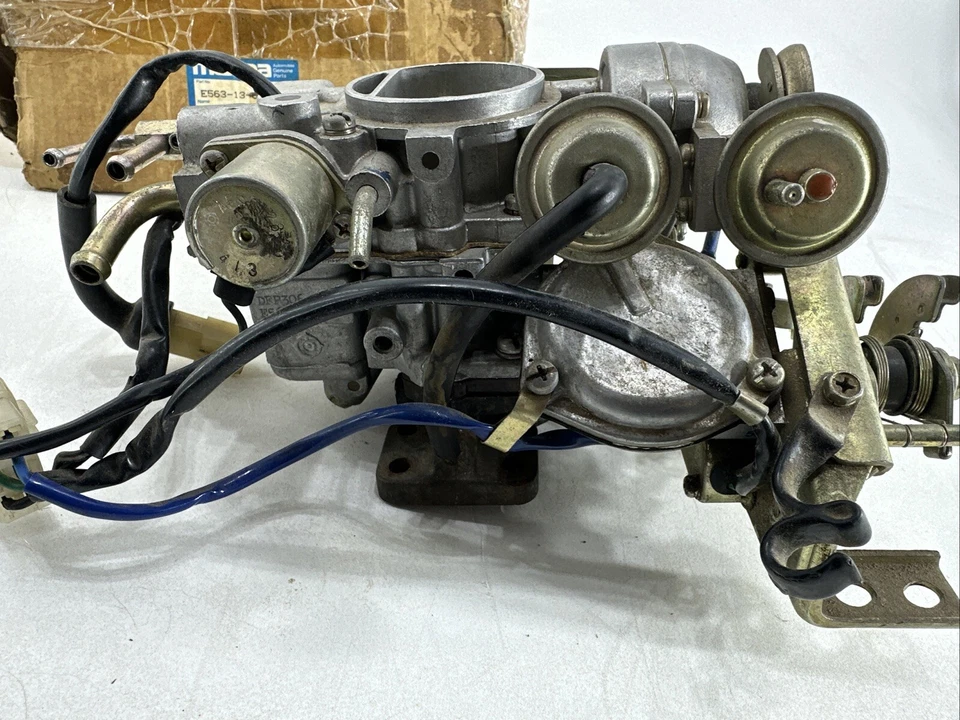 Carburador de 2 barriles Mazda parte genuina 1981 1985 Mazda GLC E563-13-600b Foto 4 de 4