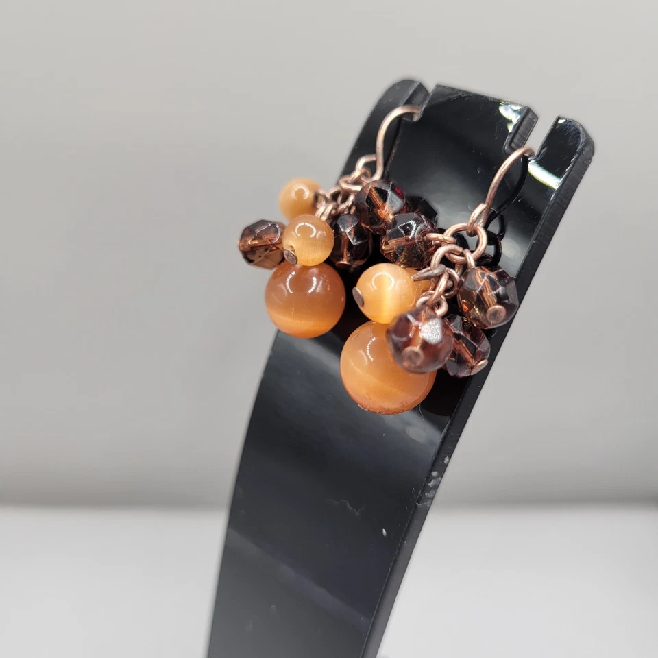 Pendientes de gancho perforados de cobre con racimo de cuentas de cristal marrón facetado ojo de gato naranja  Foto 3 de 4