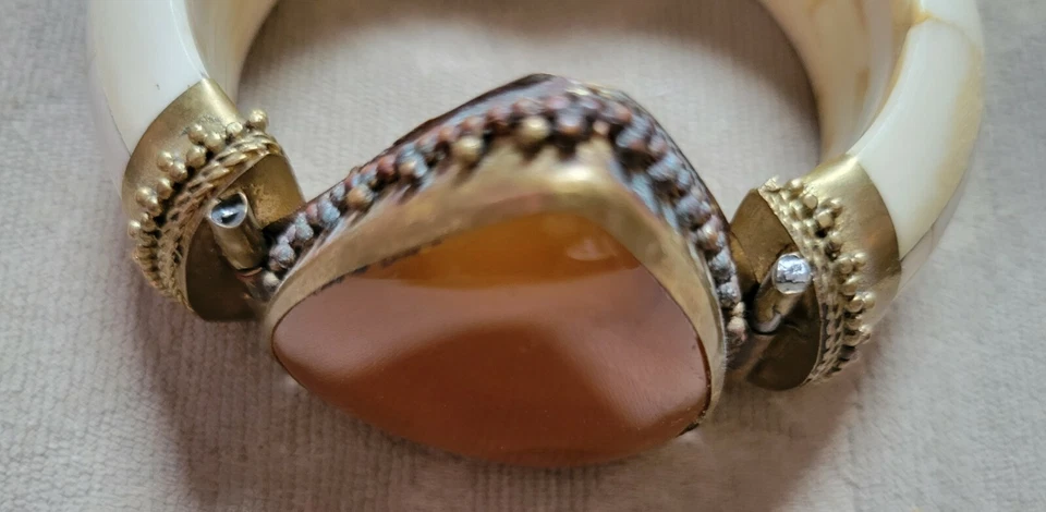Brazalete grande con bisagras de hueso con detalles de piedra central ámbar y latón Foto 2 de 4