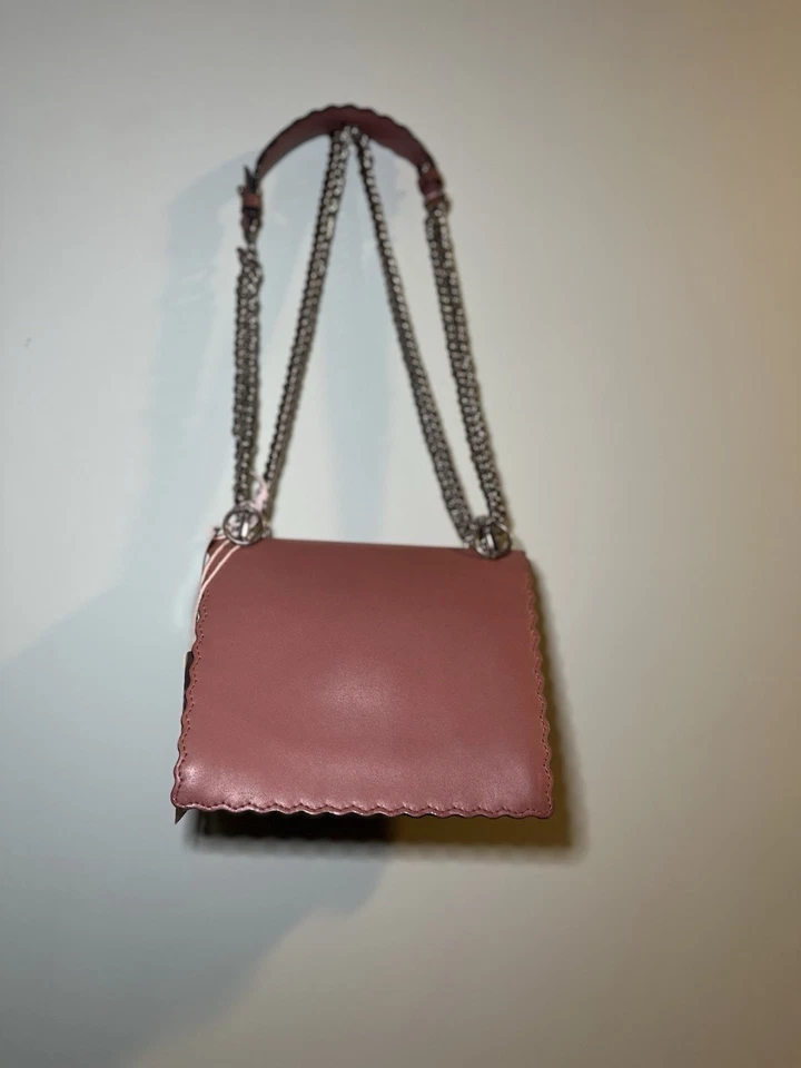 Bolso de hombro Fendi Kan I pequeño de cuero rosa con correa de cadena - Caja y bolsa antipolvo Foto 3 de 4