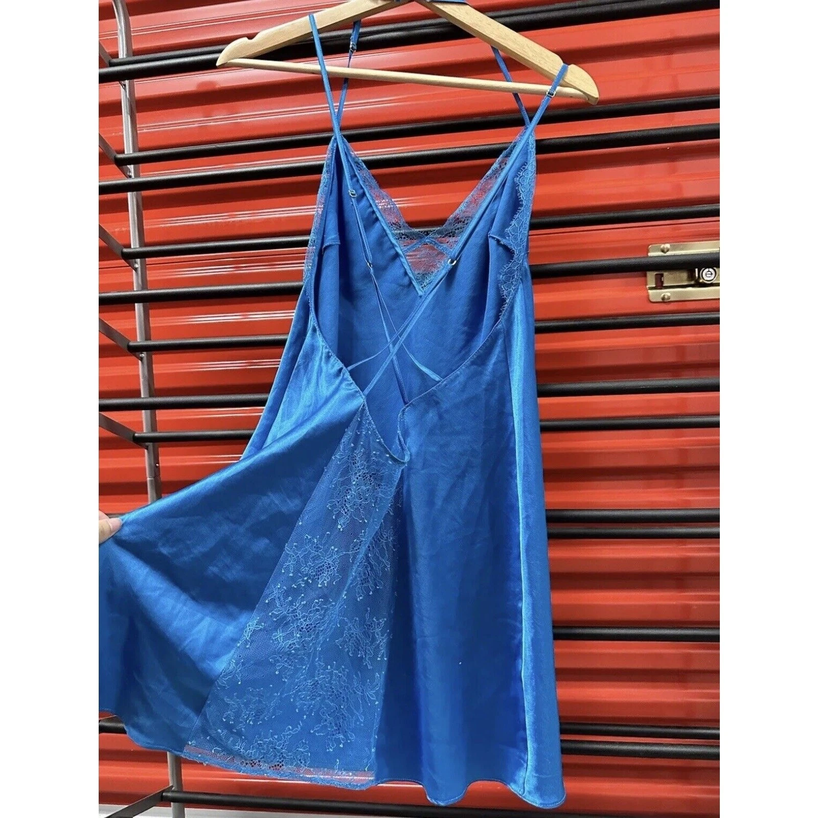 UNDERCOVER Abito Victoria's Secret blu brillante raso orlo pizzo dettagliato slip chemise taglia L