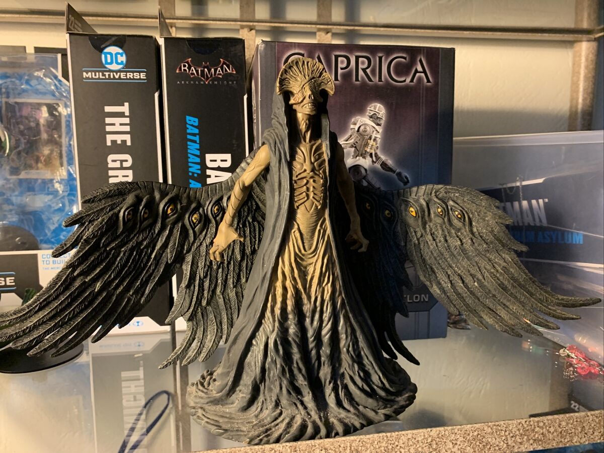 Hellboy II Angel Of Death - Golden Army Action Figure Mezco Hellboy II Angel Of Death - Golden Army Action Figure Mezco