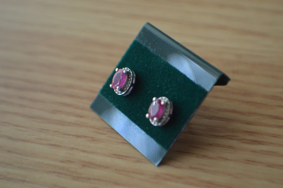 Pendientes solitario de rubí Niassa de 1,05 quilates rodio sobre plata de ley fina Foto 3 de 4