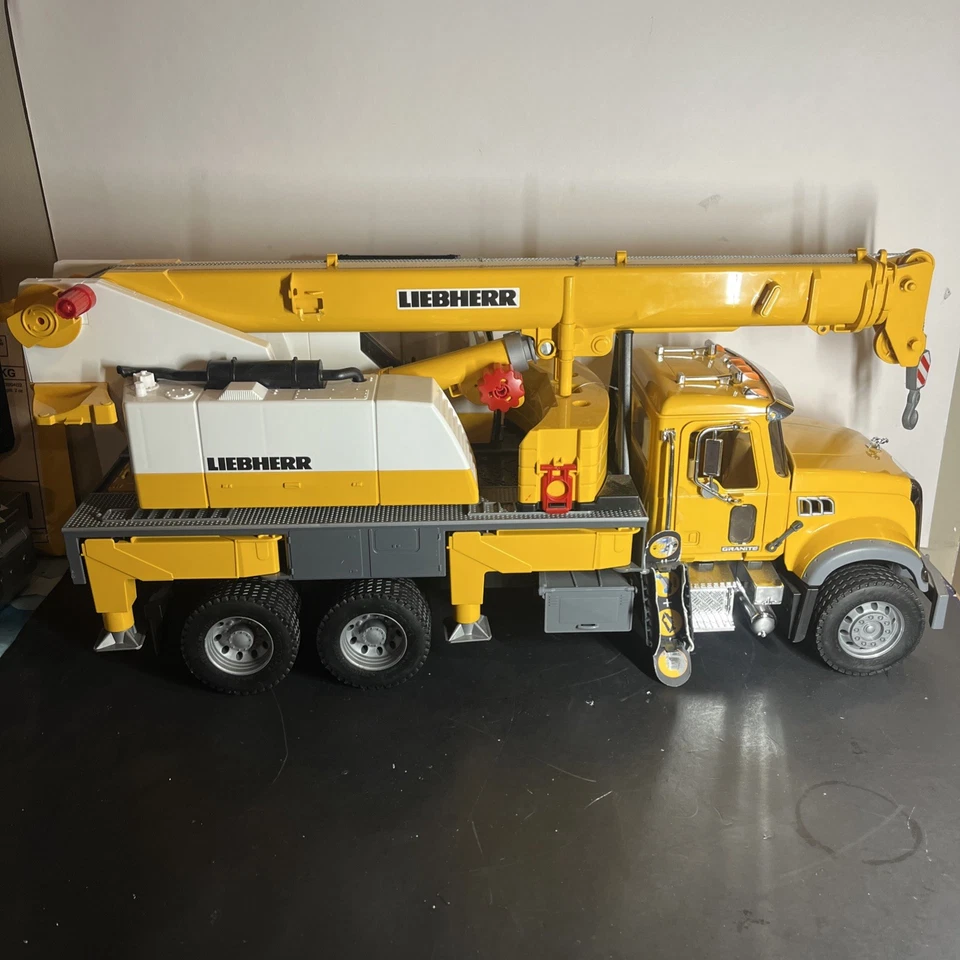 Bruder Mack Granite Liebherr Crane Truck 02818 Yellow 1:16 LTF 1045 Semi-Loader - Image 2 of 4