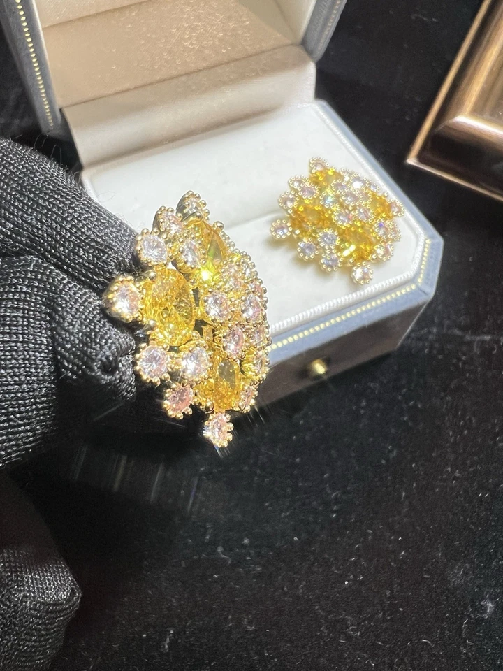 Pendientes de diamantes amarillos enchapados en oro de 14K Foto 4 de 4