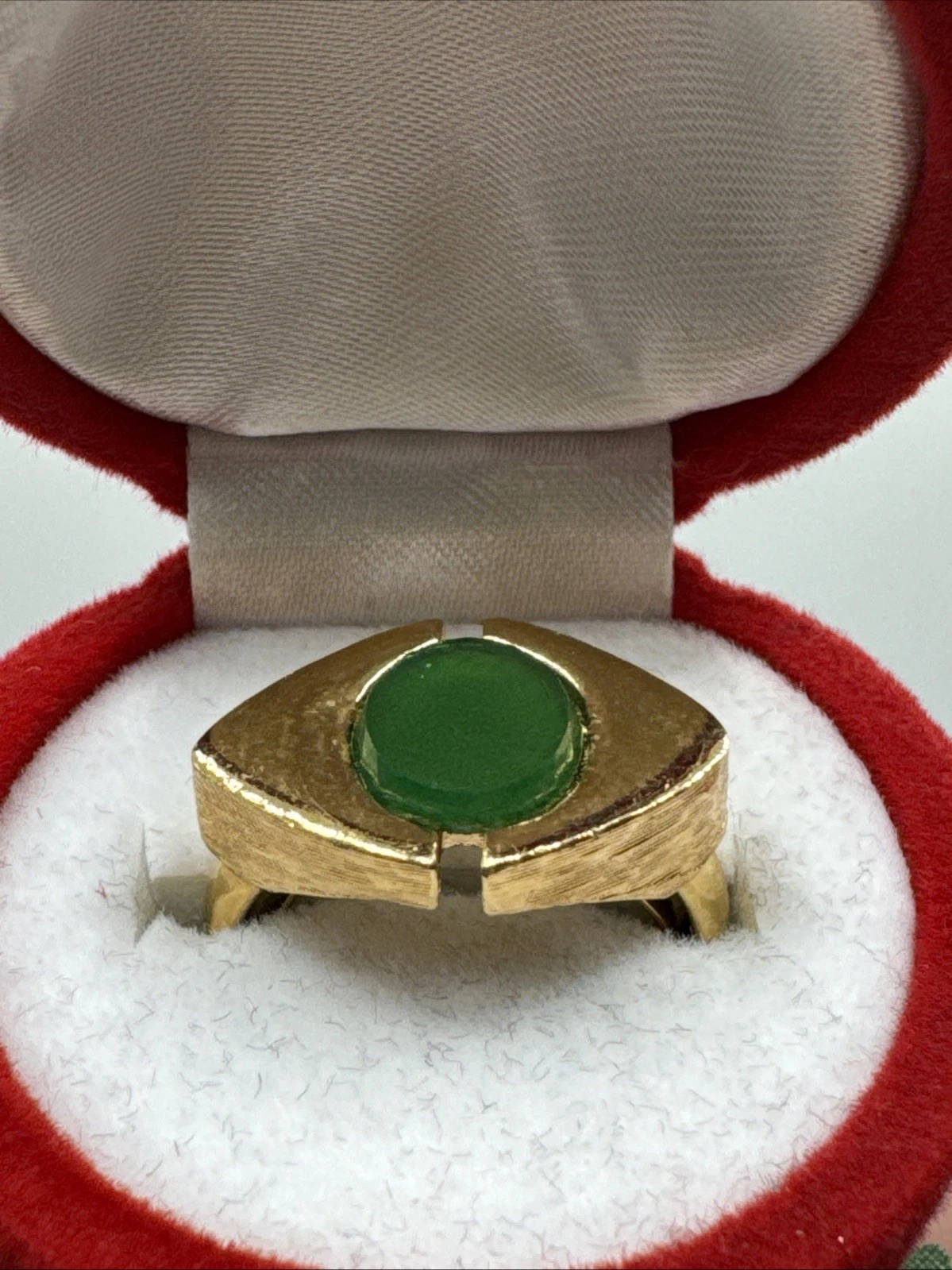 Bague vintage fantaisie avec pierre verte. Taille 54.