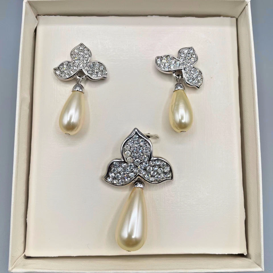 Conjunto de brincos e pingentes perfurados pendurados de strass pérola falsa KJL assinado vintage década de 1980 - Imagem 2 de 4